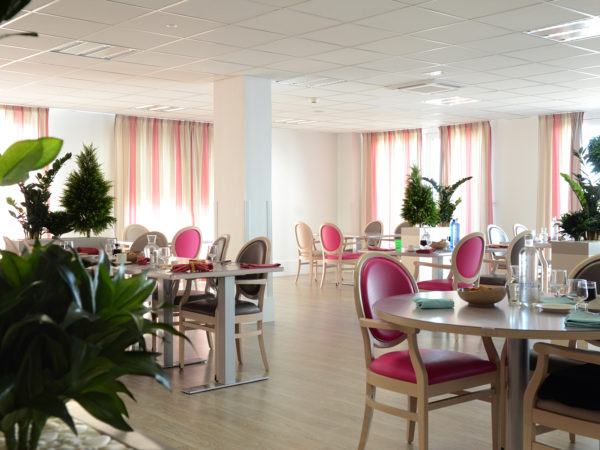 plan large de la salle restaurant en Ehpad