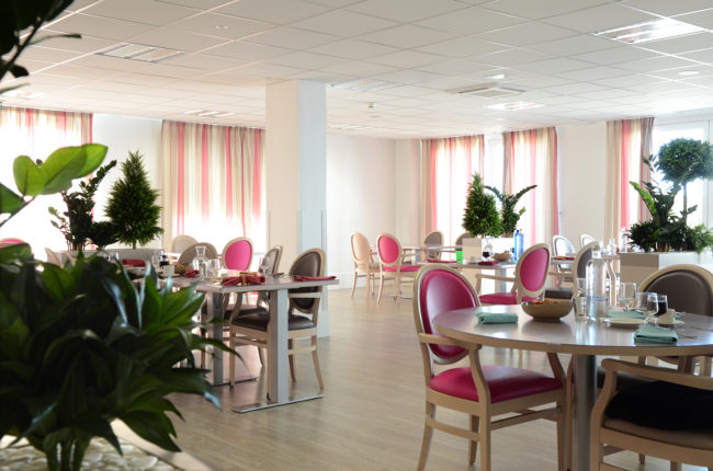plan large de la salle restaurant en Ehpad