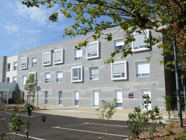 vue extérieur de l'EHPAD ALBERT MORLOT (bâtiment moderne gris)