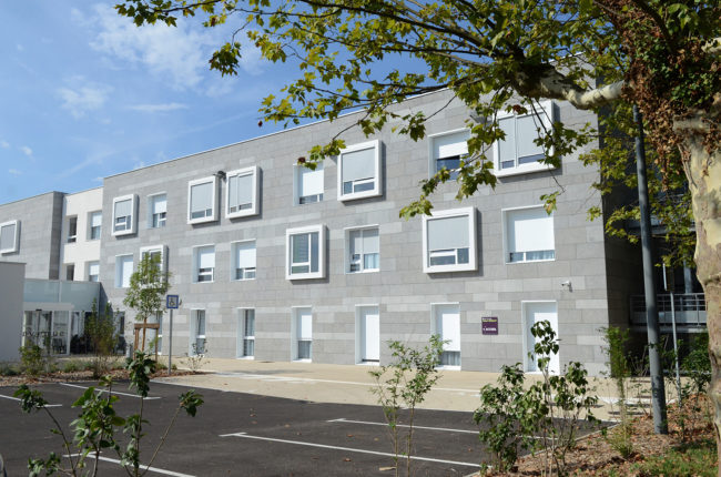 vue extérieur de l'EHPAD ALBERT MORLOT (bâtiment moderne gris)