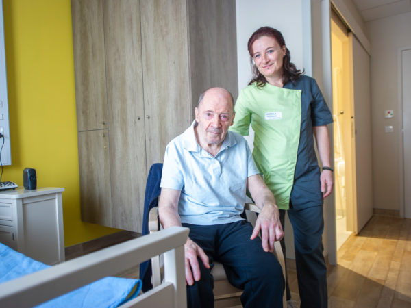 résident ayant la maladie de Parkinson